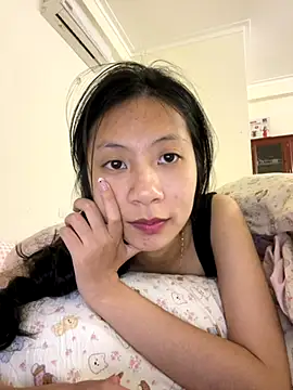 Snapshot of Lil-Gi chatting on 11/22/25, 04:39 Lil-Gi online show from 11/22/25, 04:39