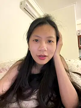 Snapshot of Lil-Gi chatting on 11/25/25, 04:40 Lil-Gi online show from 11/25/25, 04:40