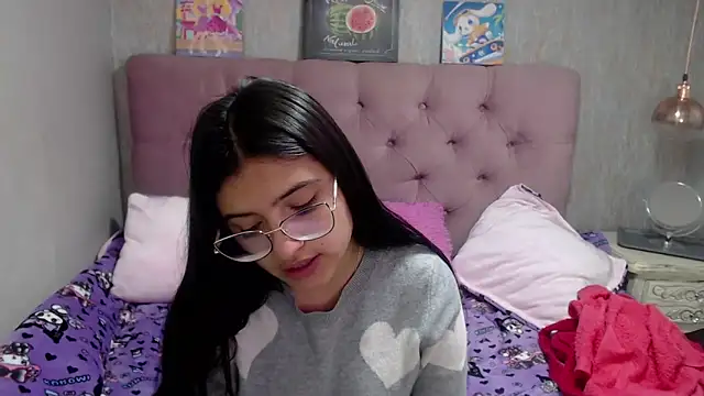 Snapshot of laurenelove chatting on 09/12/25, 02:44 laurenelove online show from 09/12/25, 02:44
