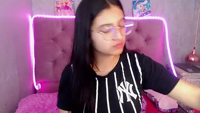 Snapshot of laurenelove chatting on 10/01/25, 03:23 laurenelove online show from 10/01/25, 03:23