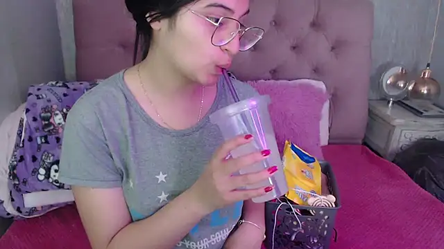 Snapshot of laurenelove chatting on 10/09/25, 12:52 laurenelove online show from 10/09/25, 12:52