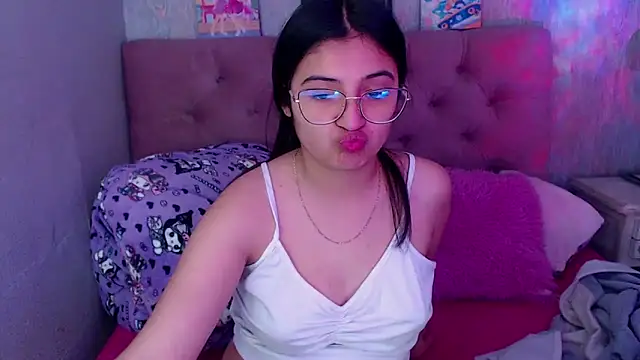 Snapshot of laurenelove chatting on 10/18/25, 03:42 laurenelove online show from 10/18/25, 03:42