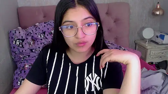 Snapshot of laurenelove chatting on 10/20/25, 03:40 laurenelove online show from 10/20/25, 03:40
