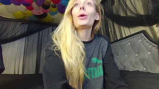 Lola BugsBunny online show from 10/29/25, 02:19