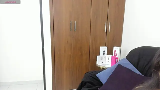 kiraGeiner online show from 12/03/25, 02:19