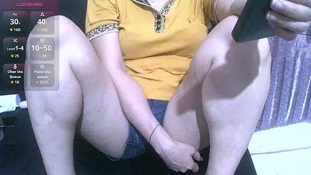 Snapshot of Owe_chan chatting on 06/20/26, 10:56 Owe chan online show from 06/20/26, 10:56