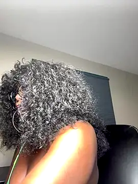 WomanNextdoor1 online show from 10/10/25, 11:48