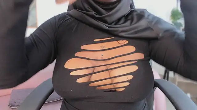 Snapshot of yasmin_elite chatting on 12/19/25, 10:11 yasmin elite online show from 12/19/25, 10:11