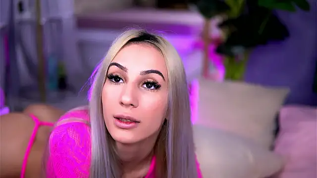 Snapshot of AwaLynch chatting on 02/14/26, 05:04 AwaLynch online show from 02/14/26, 05:04