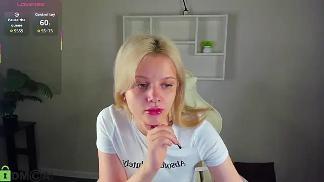 Snapshot of Allice_Cox chatting on 09/19/25, 12:12 Allice Cox online show from 09/19/25, 12:12
