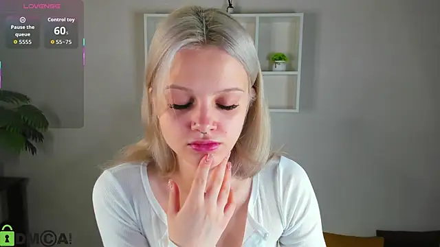 Snapshot of Allice_Cox chatting on 10/12/25, 01:04 Allice Cox online show from 10/12/25, 01:04