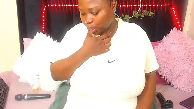 AmazingDarkDoll online show from 11/11/25, 04:12