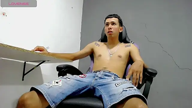 Snapshot of Damien_444 chatting on 04/05/26, 08:28 Damien 444 online show from 04/05/26, 08:28