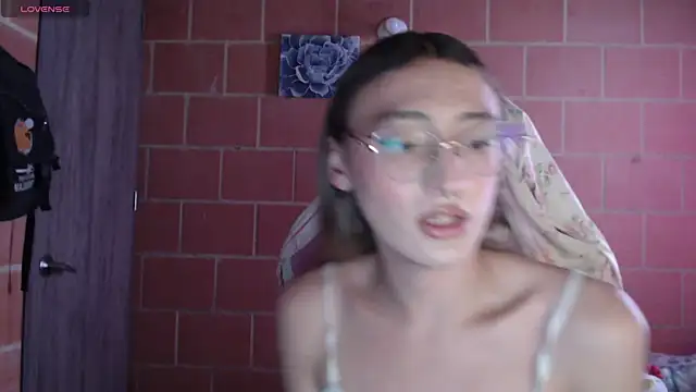 Snapshot of Andrea_camilaaa chatting on 10/14/25, 05:36 Andrea camilaaa online show from 10/14/25, 05:36