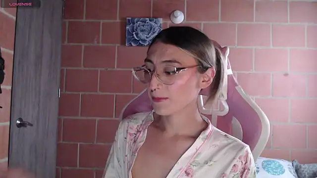 Snapshot of Andrea_camilaaa chatting on 12/20/25, 12:45 Andrea camilaaa online show from 12/20/25, 12:45