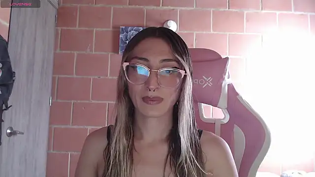 Snapshot of Andrea_camilaaa chatting on 02/10/26, 05:17 Andrea camilaaa online show from 02/10/26, 05:17