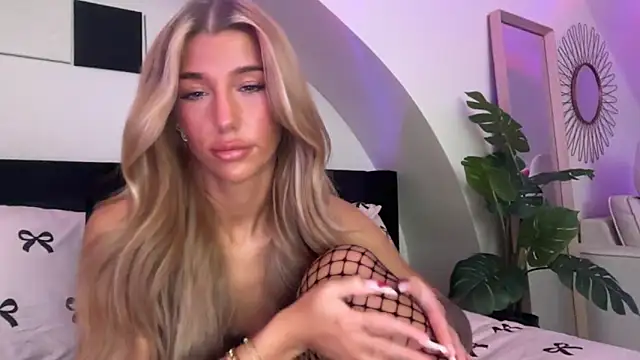 Snapshot of KENNIEXROSE chatting on 02/16/26, 11:01 KENNIEXROSE online show from 02/16/26, 11:01