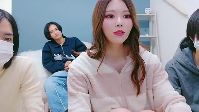 Snapshot of Reto-sama chatting on 11/26/25, 01:45 Reto-sama online show from 11/26/25, 01:45