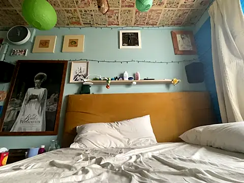 Snapshot of WriggleQuest chatting on 09/12/25, 10:59 WriggleQuest online show from 09/12/25, 10:59