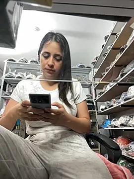 Snapshot of GiaDuque chatting on 10/28/25, 11:14 GiaDuque online show from 10/28/25, 11:14