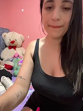 Snapshot of GiaDuque chatting on 11/05/25, 11:43 GiaDuque online show from 11/05/25, 11:43