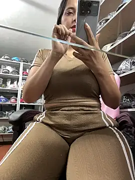 Snapshot of GiaDuque chatting on 01/13/26, 11:48 GiaDuque online show from 01/13/26, 11:48