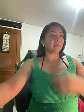 Snapshot of hiilarybrown chatting on 04/28/26, 11:32 hiilarybrown online show from 04/28/26, 11:32