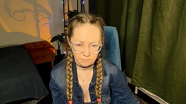 Snapshot of _Goldilocks_ chatting on 10/07/25, 04:04  Goldilocks  online show from 10/07/25, 04:04