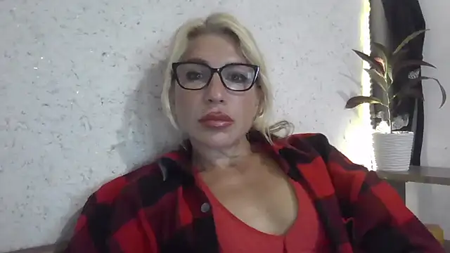 Snapshot of fox_red_lady7 chatting on 10/01/25, 12:11 fox red lady7 online show from 10/01/25, 12:11