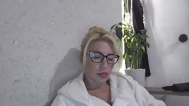 Snapshot of fox_red_lady7 chatting on 10/08/25, 07:22 fox red lady7 online show from 10/08/25, 07:22