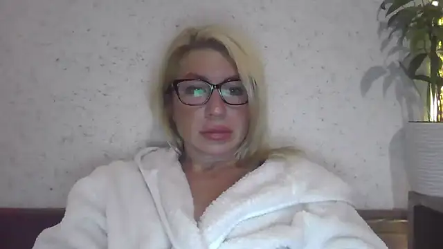 Snapshot of fox_red_lady7 chatting on 10/16/25, 08:54 fox red lady7 online show from 10/16/25, 08:54