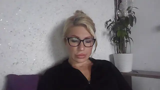 Snapshot of fox_red_lady7 chatting on 10/18/25, 09:54 fox red lady7 online show from 10/18/25, 09:54