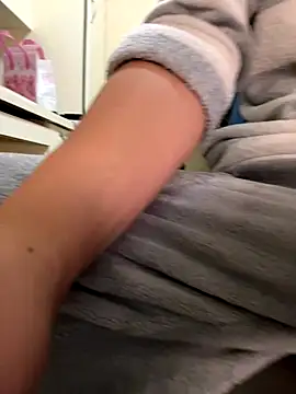 Snapshot of sonwmelt1 chatting on 11/11/25, 02:22 sonwmelt1 online show from 11/11/25, 02:22