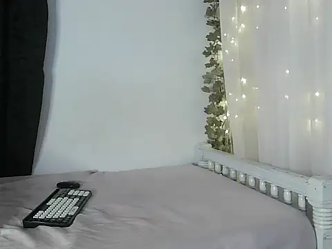 Snapshot of lishainparis18 chatting on 09/27/25, 04:34 lishainparis18 online show from 09/27/25, 04:34