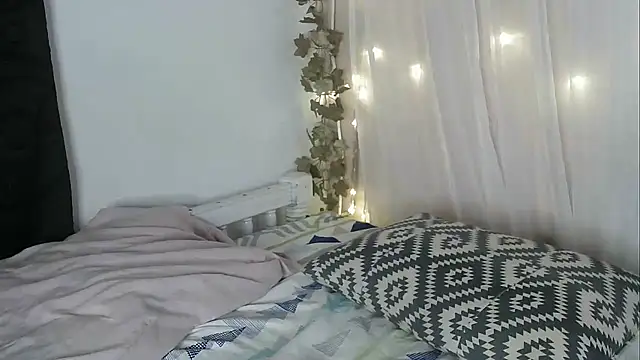 Snapshot of lishainparis18 chatting on 10/07/25, 08:22 lishainparis18 online show from 10/07/25, 08:22