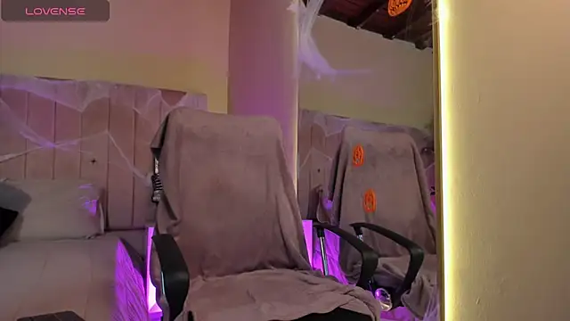 Mia mtnz02 online show from 10/24/25, 11:23