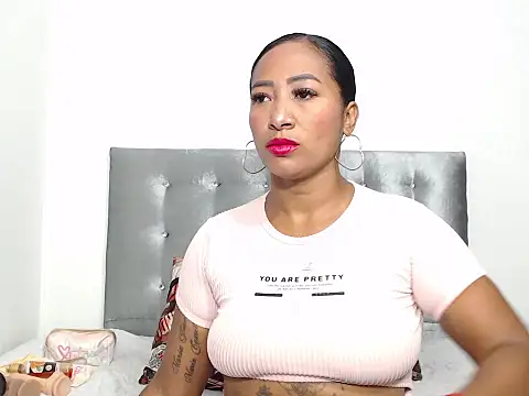 Snapshot of Luxuryebony69 chatting on 03/02/26, 02:02 Luxuryebony69 online show from 03/02/26, 02:02