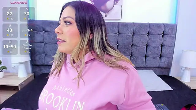 isabella horney  online show from 11/06/25, 08:21