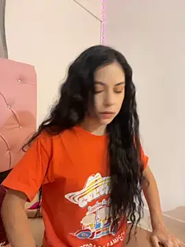 Snapshot of samanthadeluxe1 chatting on 10/04/25, 10:52 samanthadeluxe1 online show from 10/04/25, 10:52