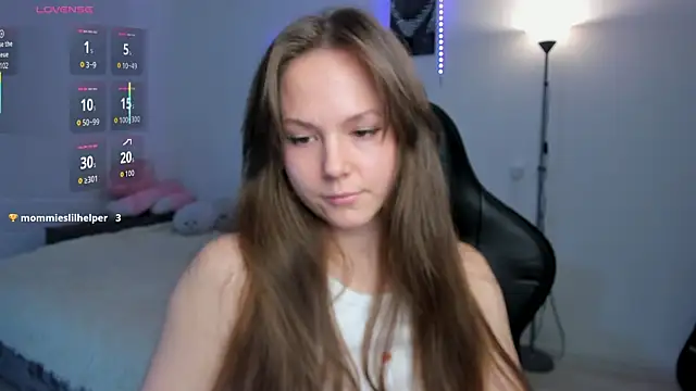 Snapshot of cute_little_ass chatting on 10/19/25, 01:01 cute little ass online show from 10/19/25, 01:01