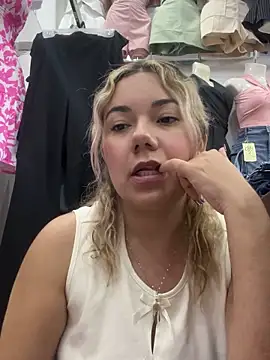 Snapshot of Fabii15 chatting on 09/11/25, 12:33 Fabii15 online show from 09/11/25, 12:33