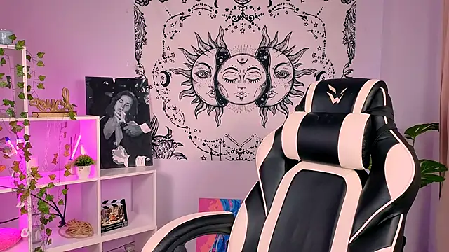 Charlotte Colinss online show from 09/17/25, 04:25