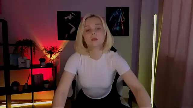 Charlotte Colinss online show from 04/30/26, 04:41