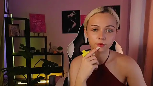 Charlotte Colinss online show from 06/22/26, 04:31