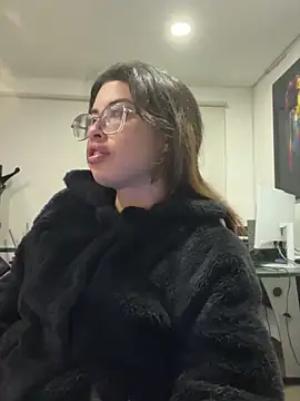 Snapshot of Isabela_Colins chatting on 09/15/25, 11:32 Isabela Colins online show from 09/15/25, 11:32