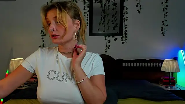 Ariana Spring online show from 09/10/25, 02:17