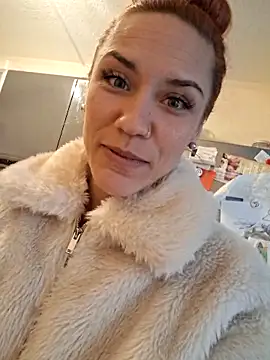 Snapshot of SlimBellaa chatting on 10/31/25, 11:44 SlimBellaa online show from 10/31/25, 11:44