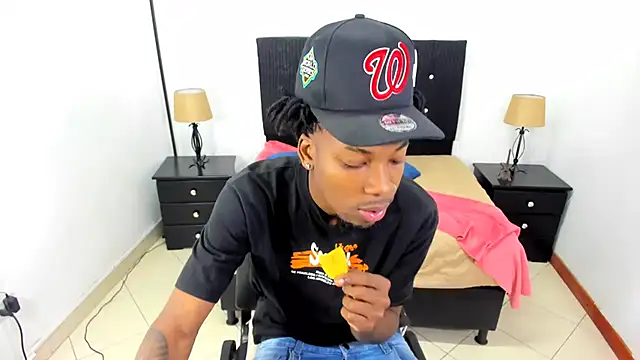 Snapshot of maikol_monstercock chatting on 09/30/25, 03:55 maikol monstercock online show from 09/30/25, 03:55