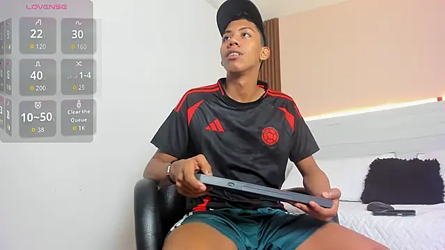 Brunette  boy online show from 09/10/25, 11:49