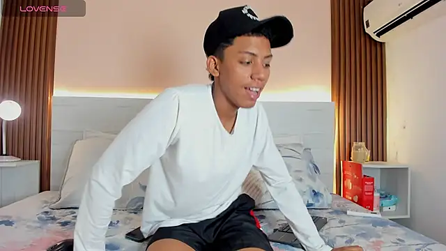 Brunette  boy online show from 09/14/25, 03:38